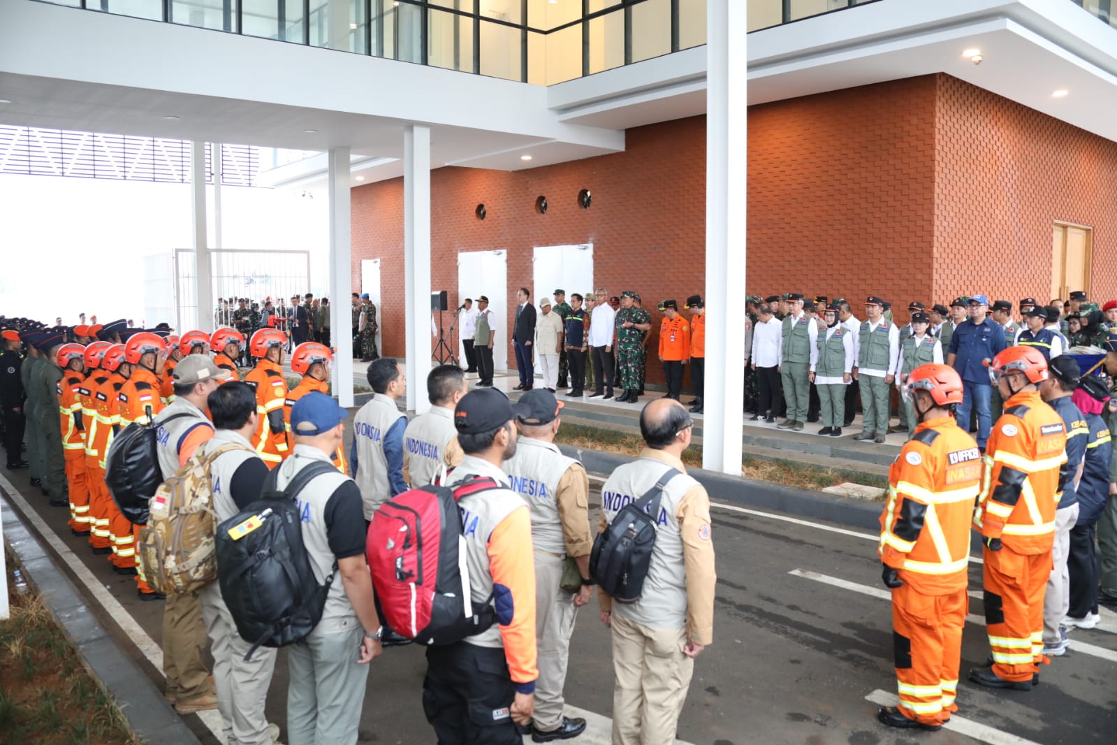 Suasana apel pelepasan Tim Kemanusiaan Indonesia ke Turkiye  di Lanud Halim Perdanana Kusuma, Jakarta, Sabtu (11/2)